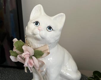 Figura grande de gato de porcelana blanca, un adorable gato grande, vintage. Gato de porcelana blanca hecho a mano con flores.