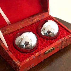 Sällsynt vintage-set - silverfärgade kinesiska Baoding-bollar, hälsobollar, asiatiska klockspel, meditation, stresslindrande massagebollar, Qi Gong-musikbollar