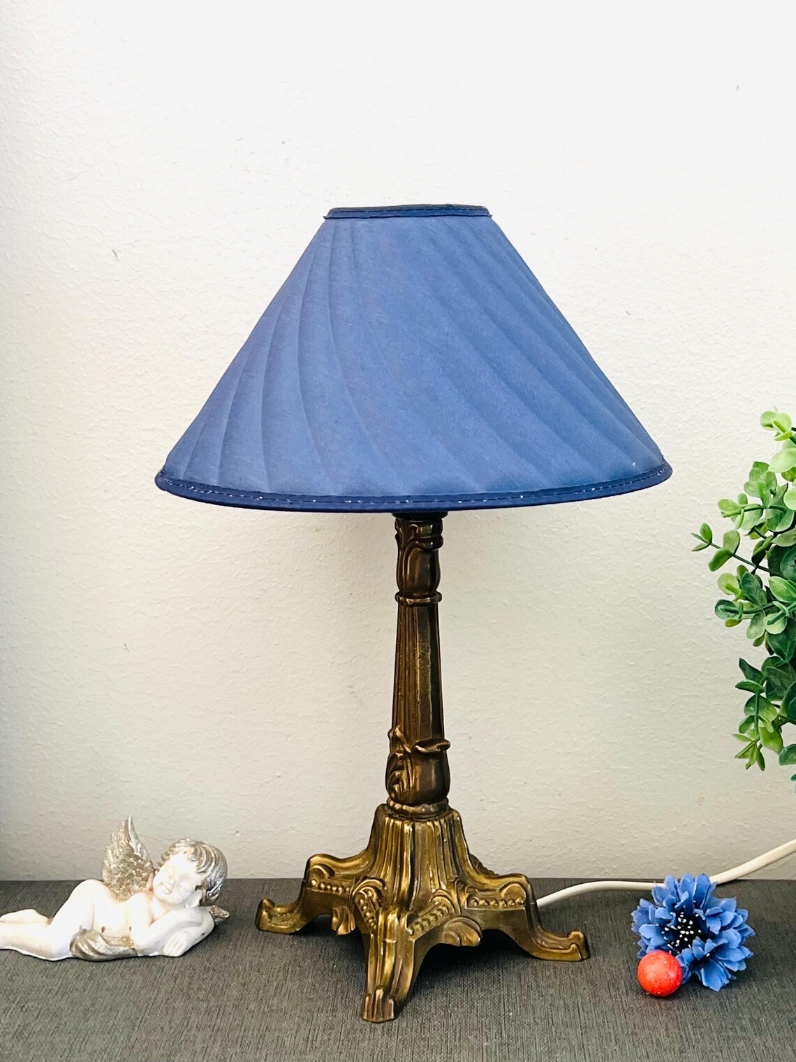 Beautiful,rare romantic Vintage  Lamp..Vintage brass table lamp / nighstand,royal blue  side lamp/ vintage lighting /30 cm brass lamp, foto 4 de 5