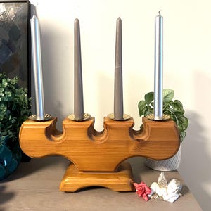 Geweldige grote, massieve houten kandelaar. Handgemaakt, natuurlijke kleur. retro houten kandelaar. Houtwerk in volksstijl, Scandinavië