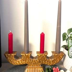 Vintage Zweedse houten kandelaar. Handgemaakt, natuurlijke kleur. retro houten kandelaar. Houtwerk in volksstijl uit Zweden. Scandinavië