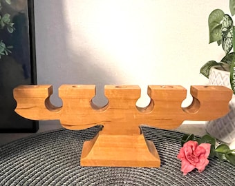 Candelabro sueco vintage de madera. Hecho a mano, color natural. Candelabro de madera retro. Trabajos de madera de estilo folk sueco. Escandinavia.