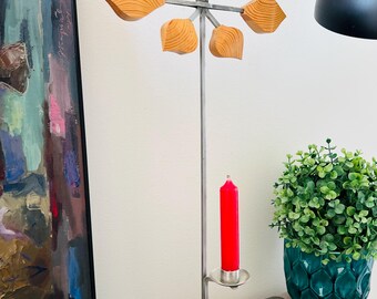 Candelabro sueco vintage de madera. Hecho a mano, acero, candelabro retro de madera con forma de pino. Trabajo en madera de estilo folclórico de Suecia. 57 cm, pieza rara.