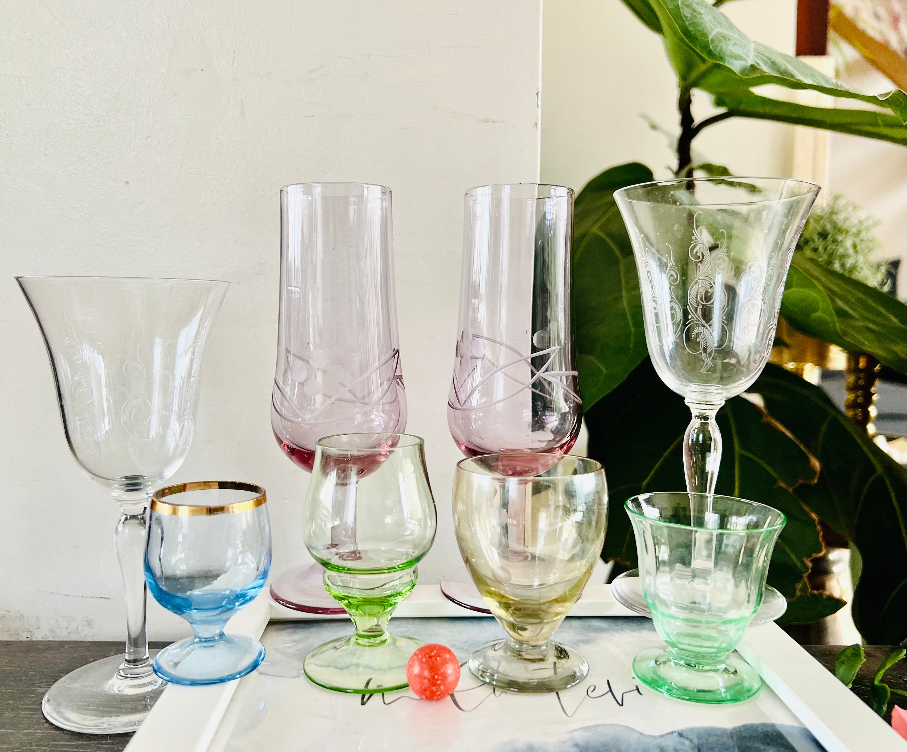 ビンテージ　海外ガラス 珍しいソビエトヴィンテージのカラフルなグラス8個の素晴らしい