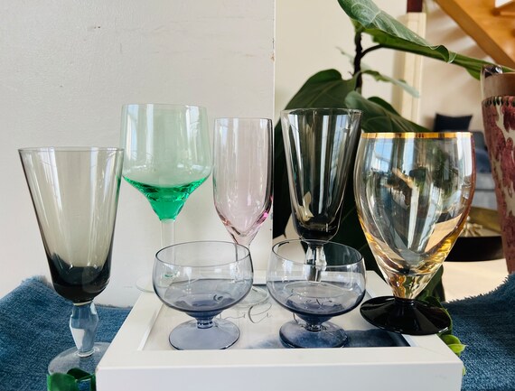 Erstaunliche Sammlung von 7 bunten vintage Sammlung Gläser, blaue, gelbe, grüne Glas Vintage Gläser .. sehr schön
