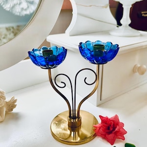 Candelabro vintage, raro y hermoso de Gunnar Ander Ystad Metall mcm en azul cobalto, diseño escandinavo de los años 50, de latón y vidrio azul, de Suecia.