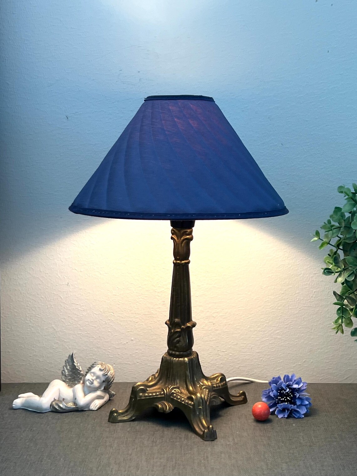 Beautiful,rare romantic Vintage  Lamp..Vintage brass table lamp / nighstand,royal blue  side lamp/ vintage lighting /30 cm brass lamp, foto 2 de 5