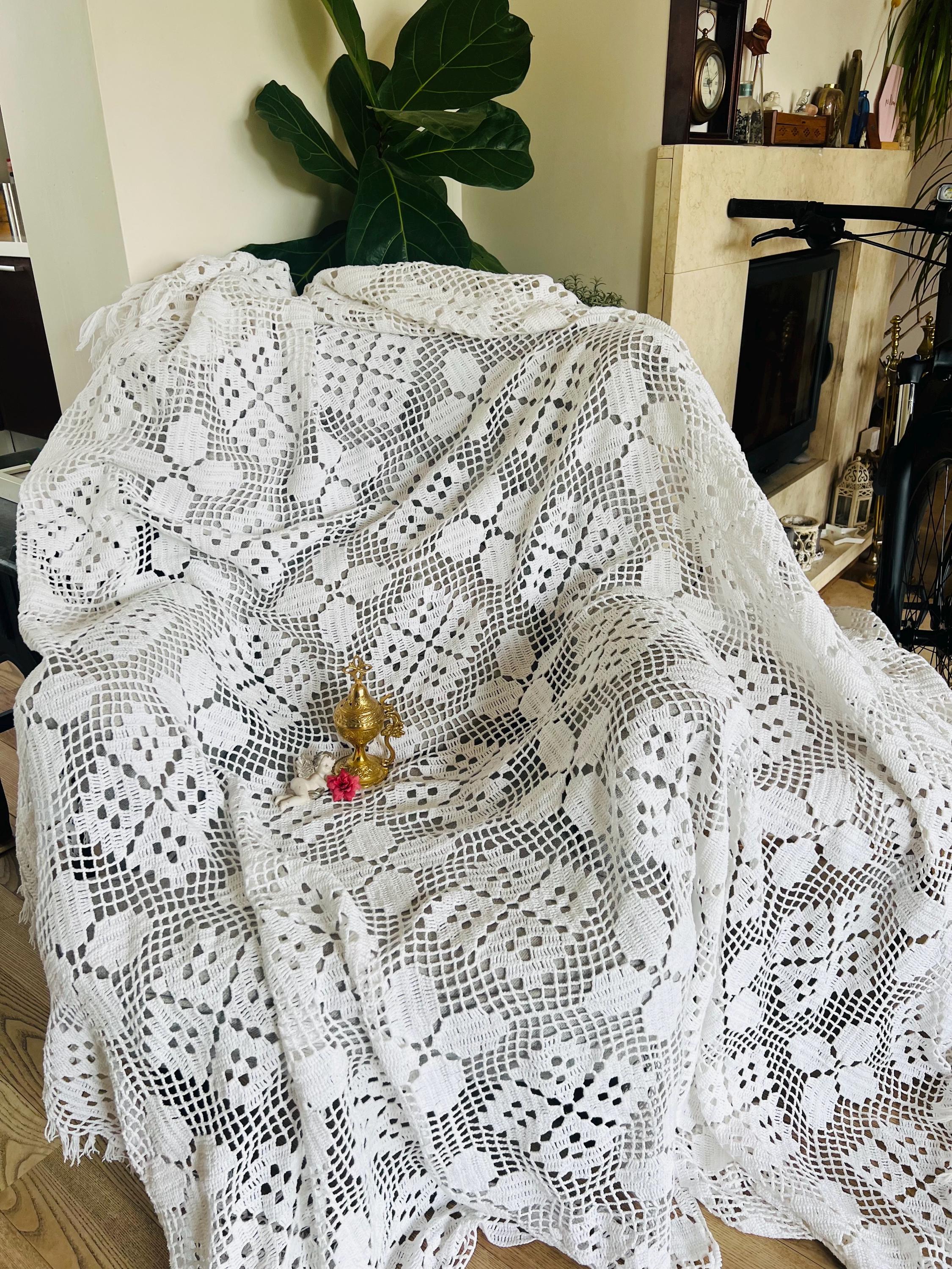 ヴィンテージの大きなかぎ針編みのテーブルクロス、手作りのコットン製