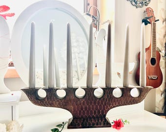 Candelabro sueco de madera vintage. Hecho a mano, color natural. Portavelas grande de madera de estilo retro. Trabajo en madera de estilo folclórico de Suecia. Escandinavia.