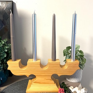 Geweldige grote, massieve houten kandelaar. Handgemaakt, natuurlijke kleur. retro houten kandelaar. Houtwerk in volksstijl, Scandinavië