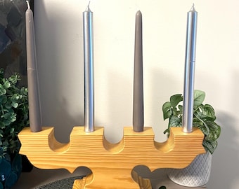 Increíble candelabro de madera, grande y macizo. Hecho a mano, color natural. Candelabro de madera retro. Carpintería de estilo folk escandinavo.