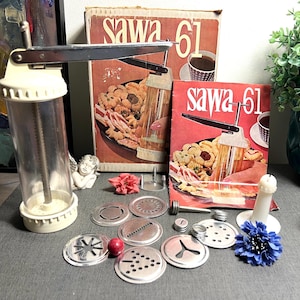 Rare find-manual vintage cookie press Sweden, kakspritz, 1960, sawa 61 de luxe cookie press, 8  discs,very nice cookie press for kids