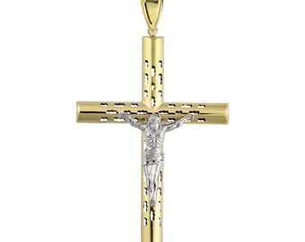 Puede incluir: Colgante de cruz en tono dorado con una figura de Jesús en tono plateado. La cruz tiene un diseño ahuecado con pequeños detalles recortados. El colgante tiene una argolla para sujetar a una cadena. Joyería religiosa.