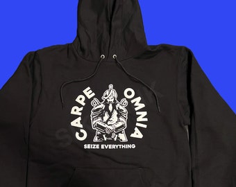 Sweat à capuche et chemise Seize Everything Carpe Omnia avec guerrier à cheval