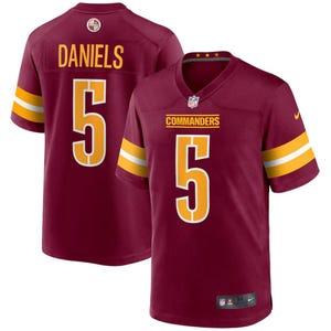 Puede incluir: Camiseta de fútbol granate con el nombre "DANIELS" y el número "5" en dorado. La camiseta también presenta la palabra "COMMANDERS" y rayas doradas y blancas en las mangas.