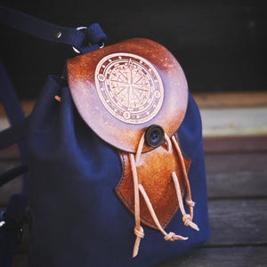Petit sac à dos, en cuir, boussole, sac à dos avec motif boussole, sac à dos en cuir marron, sac à dos en cuir femme, mini sac à dos, sac à dos bleu