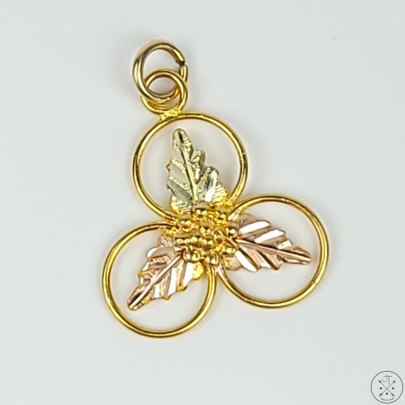 Vintage 14k Gold Leaves Pendant