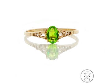 14k Yellow Gold Solitaire Ring with Peridot Oval Size 9 Nearly New August Birthstone
