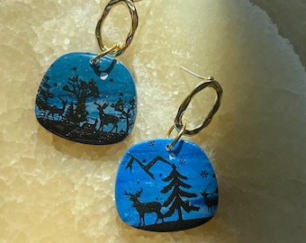 Orecchini con paesaggio montano invernale