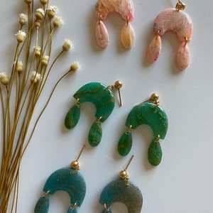 Boucles d&#39;oreilles Marble Arch Dangle, Boucles d&#39;oreilles arc-en-ciel minimalistes, Boucles d&#39;oreilles inspirées du quartz rose, Boucles d&#39;oreilles inspirées de l&#39;émeraude, Boucles d&#39;oreilles en fausse pierre,