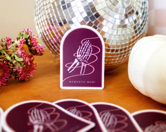 Pegatina de Memento Mori / Calcomanía de vinilo con manos de esqueleto en oración