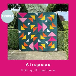 Op de afbeelding: Een quiltpatroon genaamd "Airspace" met een teal achtergrond en een geometrisch ontwerp van roze, oranje en gele driehoeken. Het patroon is beschikbaar als PDF-download.
