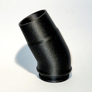 Puede incluir: Un accesorio de tubería de codo de 90 grados de plástico negro.