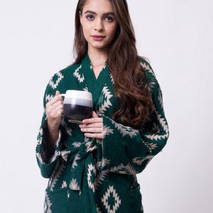 Unisex Handgefertigter Yak Wolle Mix Kimono/Haus Lounge Robe | Flaschengrün & Beige Ikat Aztekendruck | Warmes Zuhause Dressing Robe | Weihnachtsgeschenk