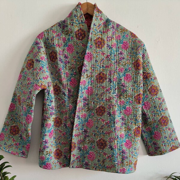 Chaqueta corta acolchada de algodón puro para mujer en estampado floral verde salvia y rosa / Chaqueta corta acolchada con frente abierto / Hecha a mano en la India