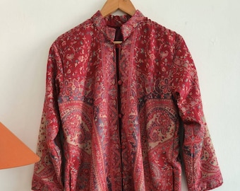 Jas met Chinese kraag van wolmix in felrood met veelkleurige bloemen- en paisleyprint | Jas met knopen en knopen