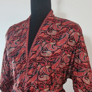 Unisex Regal Surplus Seidenmischung Kimono Hausrobe | Unisex Loungewear Robe | Rot & Schwarz Paisley Print | Perfektes Geschenk für Sie und Ihn