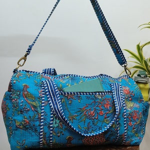 Handgemachte, gesteppte Baumwolltasche mit Blauem und Rotem Blumendruck und abnehmbarem Langen Gürtel |Handprint Yoga Schultertasche