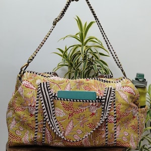 Handgemachte gesteppte Baumwolltasche mit gelbem und rotem Blumenmuster | Abnehmbarer langer Gürtel | Yoga Umhängetasche| Sport oder Reisetasche