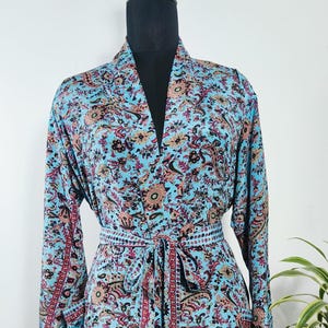 Herren Boho Seidenmischung Reverskragen | Hausmantel | Luxus Loungewear | Digitaldruck Lounge Robe in Beige Floral in Blau | GiftForHim