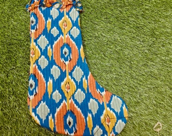 Calcetín navideño acolchado de algodón con estampado a mano / Estampado ikat floral azul y naranja / Calcetín de Papá Noel / Decoración navideña