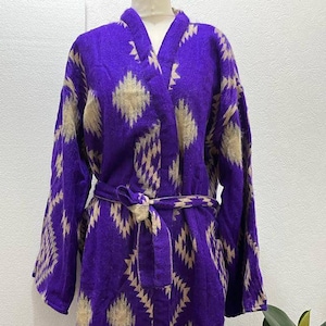 Kimono unisex hecho a mano en mezcla de lana de yak/bata de estar por casa/estampado geométrico azteca ikat clásico en morado y beige/elegante y cálida bata de casa