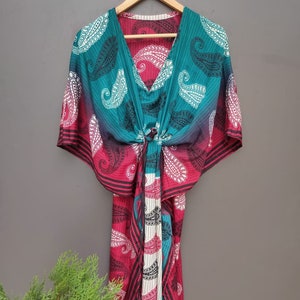 Kaftan van zijdemix in ceruleaans blauw en rood met opvallend paisleypatroon Luxe Lounge House Kamerjas Strand Vloeiende jurk Digitale Print