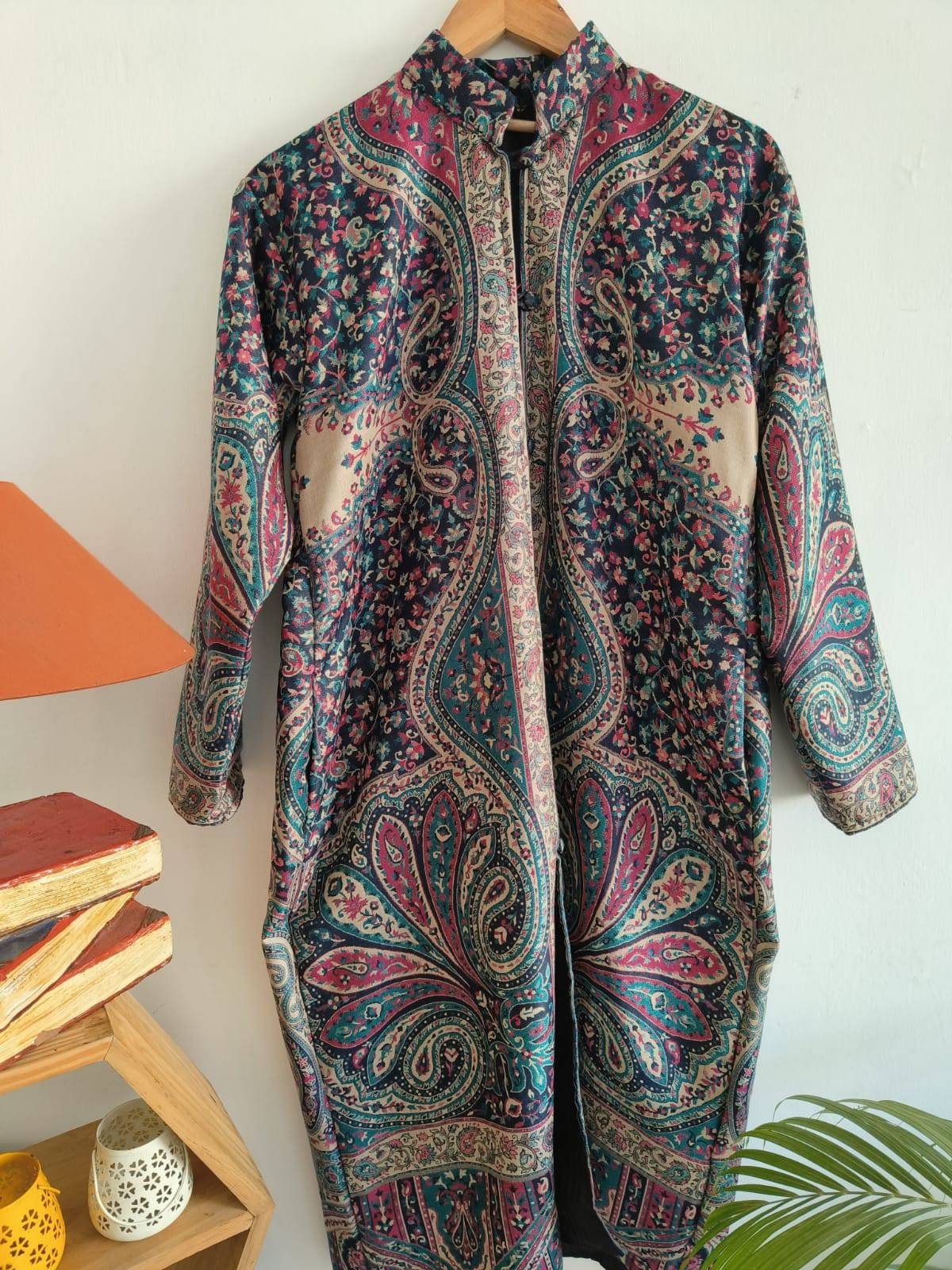 マルチカラーウールジャケット　刺繍　裏地ペイズリー柄　総柄 マラソンP5倍 生地 シルク ペイズリー ネイビー (B) インド綿生地 シルク ペイズリー ペイズリー柄 ネイビー 金糸 布 絹100％  インド産 インド綿 手芸 ハンドメイド 衣装用生地 青 エスニック エキゾチック 衣装生地 金 | Textile World TOA 店