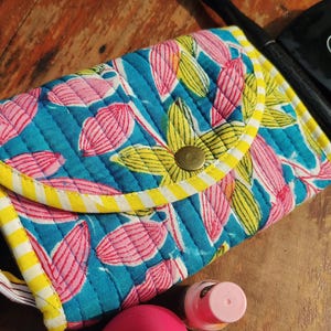Kit de joyería hecho a mano, acolchado de algodón con estampado en bloque y tres pliegues / Bolsa para joyas en 3 pasos / Organizador de joyas / Regalo artesanal / Amarillo y azul