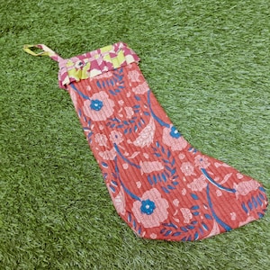 Medias navideñas acolchadas de algodón con estampado floral en rojo y azul. Medias navideñas de Papá Noel.