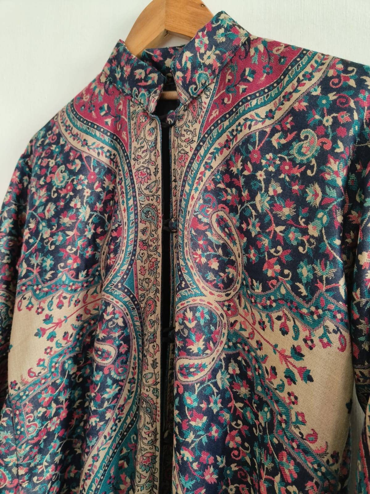 マルチカラーウールジャケット　刺繍　裏地ペイズリー柄　総柄 マラソンP5倍 生地 シルク ペイズリー ネイビー (B) インド綿生地 シルク ペイズリー ペイズリー柄 ネイビー 金糸 布 絹100％  インド産 インド綿 手芸 ハンドメイド 衣装用生地 青 エスニック エキゾチック 衣装生地 金 | Textile World TOA 店