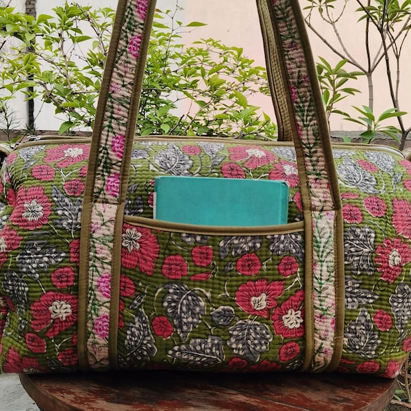 Borsa da viaggio in cotone trapuntato con stampa floreale verde oliva e rossa / Borsa a tracolla da yoga fatta a mano / Borsa da viaggio / Borsa da viaggio sostenibile