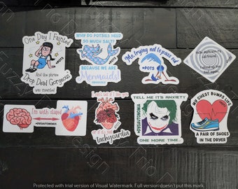 Può includere: Una collezione di nove adesivi con vari disegni e testi. Gli adesivi presentano una sirena, un cuore, un cervello, un personaggio dei cartoni animati, il Joker, un paio di scarpe e un cuore con una linea di battito cardiaco. Gli adesivi hanno una varietà di colori, tra cui blu, verde, rosso e bianco.