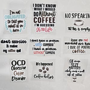 Könnte beinhalten: Eine Sammlung von Aufklebern zum Thema Kaffee mit verschiedenen Zitaten und Sprüchen. Die Aufkleber zeigen Texte wie "Ich weiß nicht, was ich ohne Kaffee tun würde" und "Rosen sind rot, der Morgen ist hart, ich bin schlecht in Poesie, Kaffee."