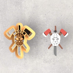 Puede incluir: Dos imágenes de diseños con temática de Halloween. Una es un cortador de galletas con forma de máscara, hachas y un cuchillo. La otra es un gráfico del mismo diseño en colores rojo, blanco y marrón. La máscara tiene múltiples agujeros.