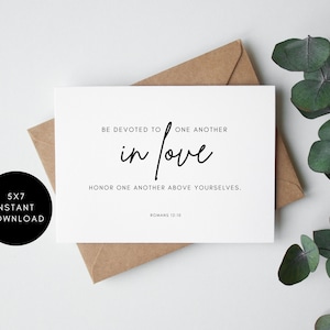 Puede incluir: Una tarjeta blanca con texto negro que dice "Sed devotos el uno al otro en amor. Honraos el uno al otro por encima de vosotros mismos. Romanos 12:10".