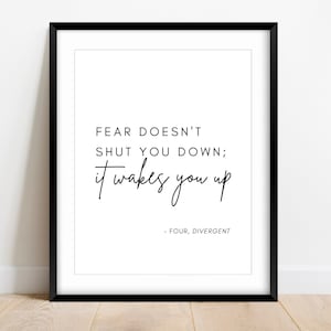 Może przedstawiać: Czarno-biała grafika z cytatem: "Strach cię nie wyłącza; budzi cię" przypisywana Czterem z książki „Niezgodna”.