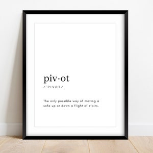 Könnte beinhalten: Gerahmter Druck mit dem Wort "pivot" in schwarzer Schrift und phonetischer Aussprache. Der Text darunter definiert es humorvoll als die einzige Möglichkeit, ein Sofa zu bewegen.