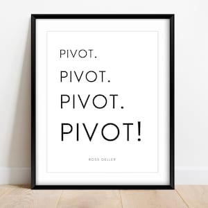 Könnte beinhalten: Schwarz gerahmter Wandkunstdruck mit dem Wort „PIVOT“ viermal in fetter, schwarzer Schrift. Der Name „ROSS GELLER“ ist in kleinerer Schrift am unteren Rand gedruckt. Der Hintergrund ist weiß.