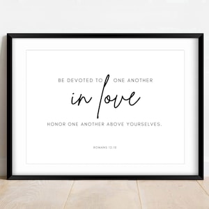 Sejam devotados uns aos outros em amor, Versículos bíblicos para imprimir, Romanos 12:10, Arte bíblica, Decoração de casamento, Versículos bíblicos para casamento, Citação de amor